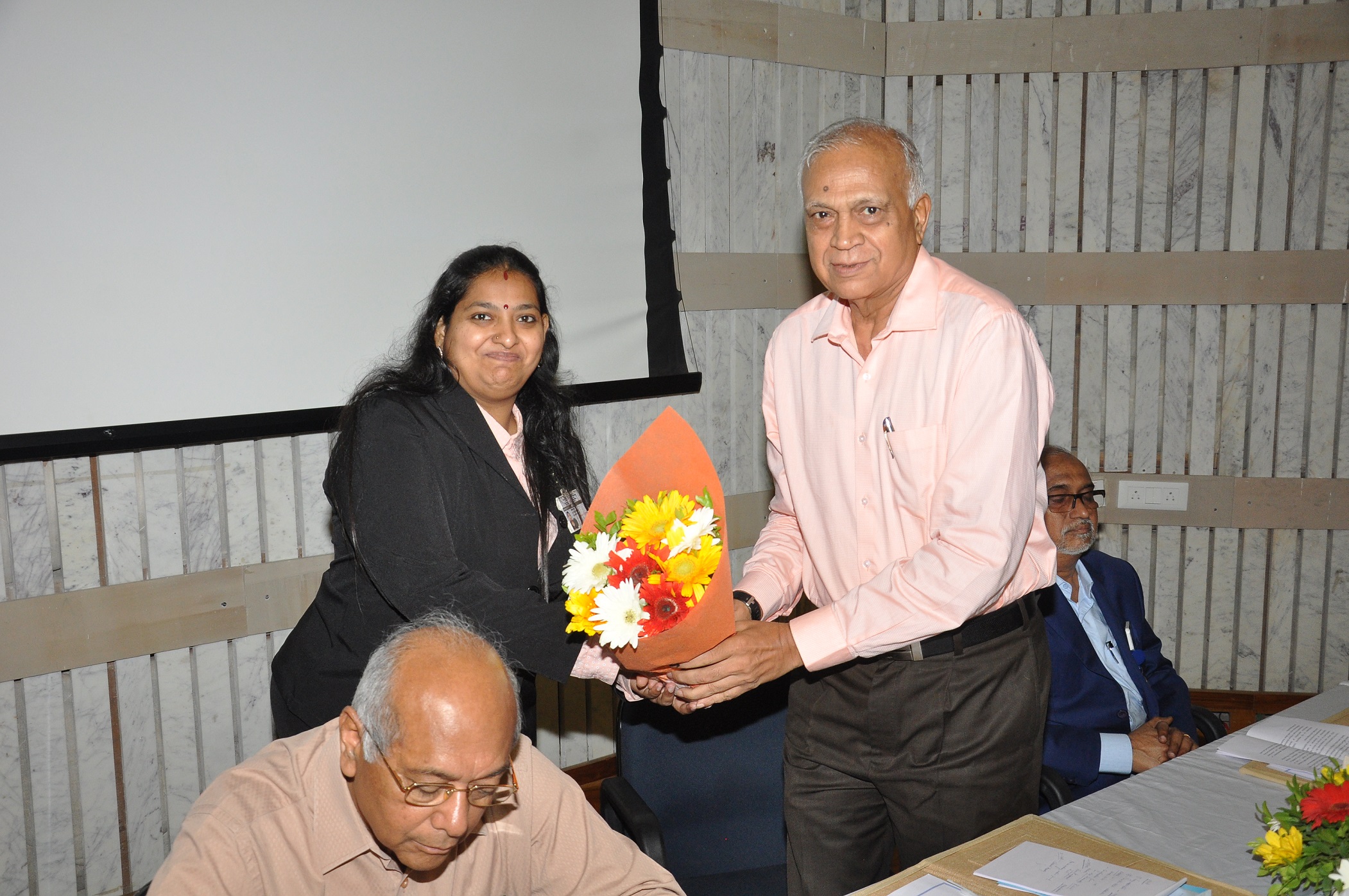 Theme meeting on Non-Nuclear Applications of Deuterium / Heavy Water on 30.04.2019 - Presentation of Bouquet to Dignitaries