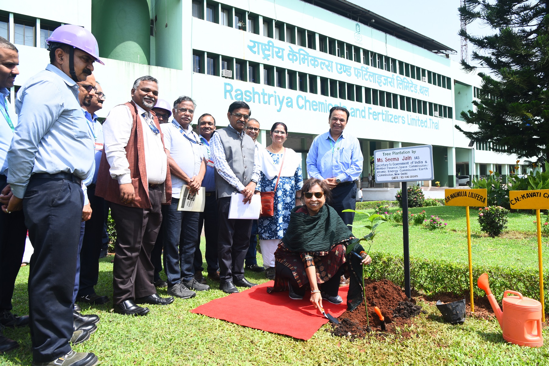 Visit of Ms Seema Jain, Member Finance, AEC to HWP, Thal on 10th June